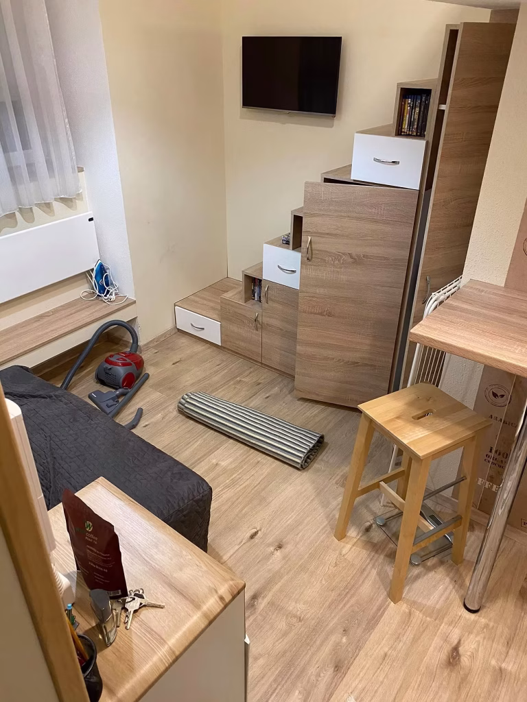 Lépcsős galériás kis lakás bárszékekkel – home staging ingatlan fotózás Budapesten