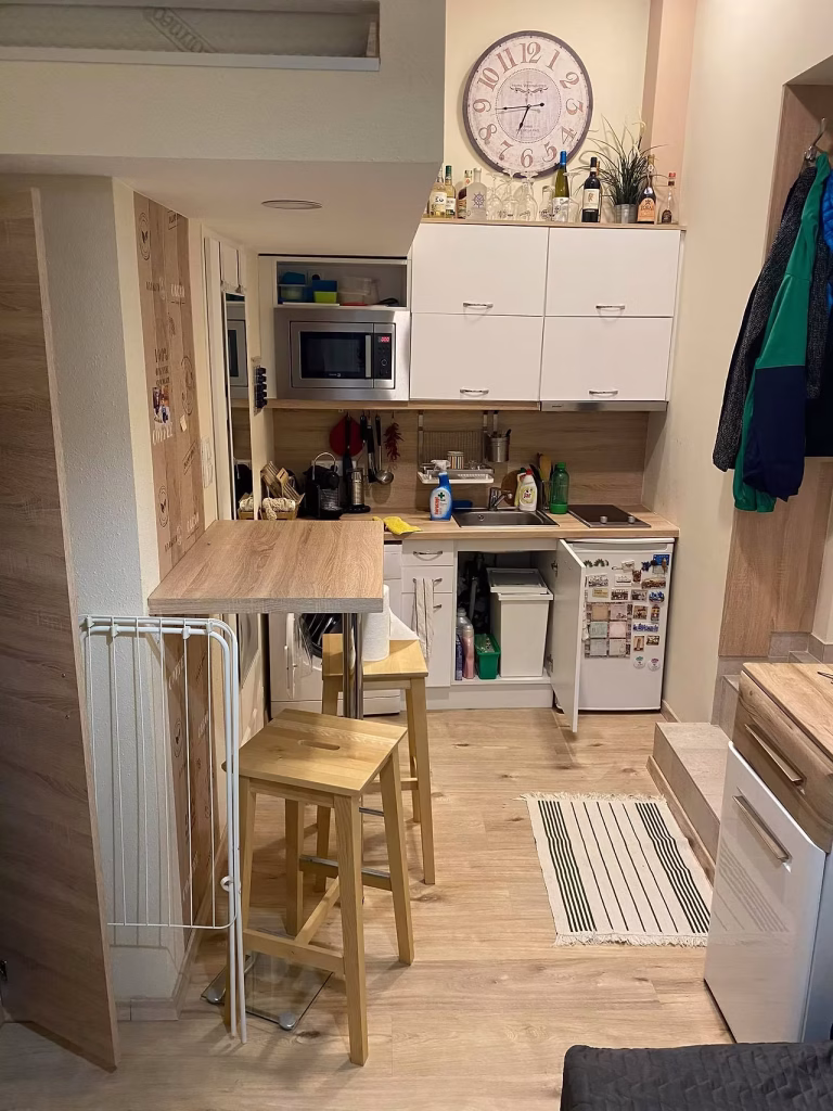 Kis lakás konyhasarokkal és bárszékekkel – home staging ingatlan fotózás Budapesten