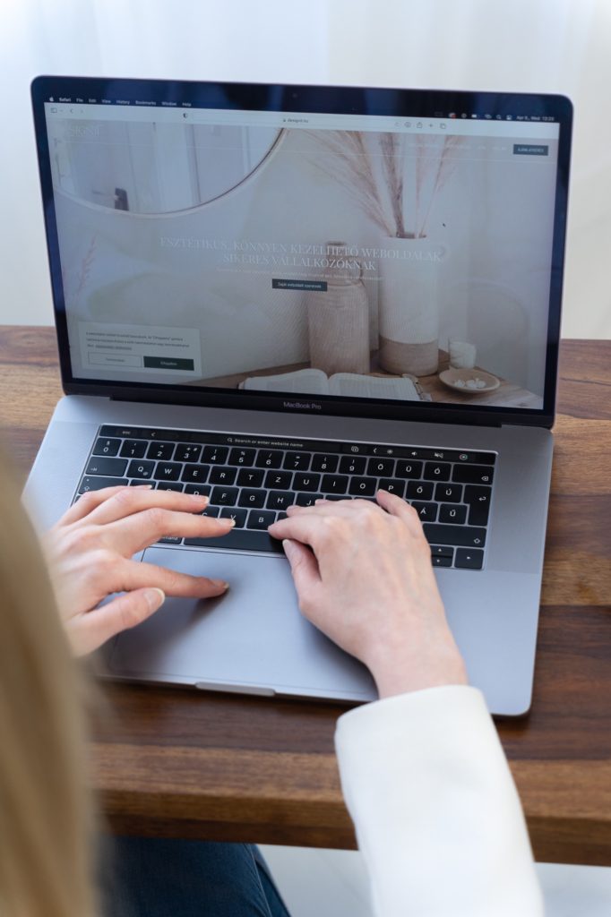 Válla fölött fotózva: Csilla webdizájner laptopon dolgozik – brand fotózás szentendrei fotóstúdióban