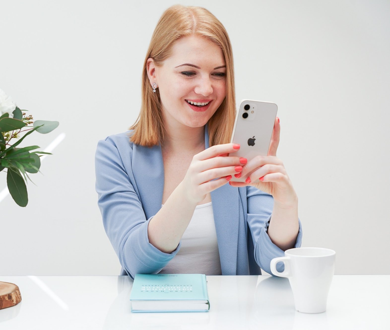 Dóri marketingszakértő nevetve fotózza magát a telefonjával – üzleti portré fotózás Szentendrén