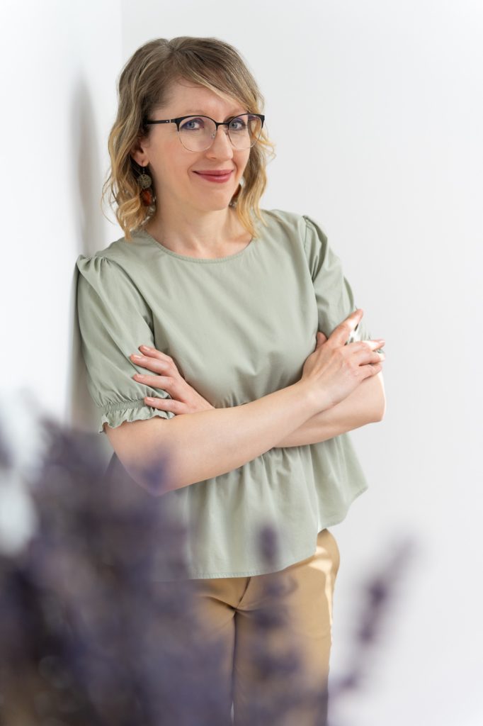Júlia virtuális asszisztens zöld blúzban, előtérben levendula