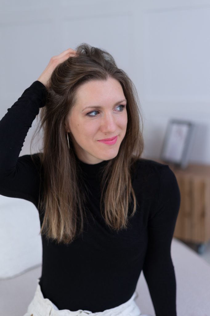 Regi webdesigner a hajába túr és oldalra néz