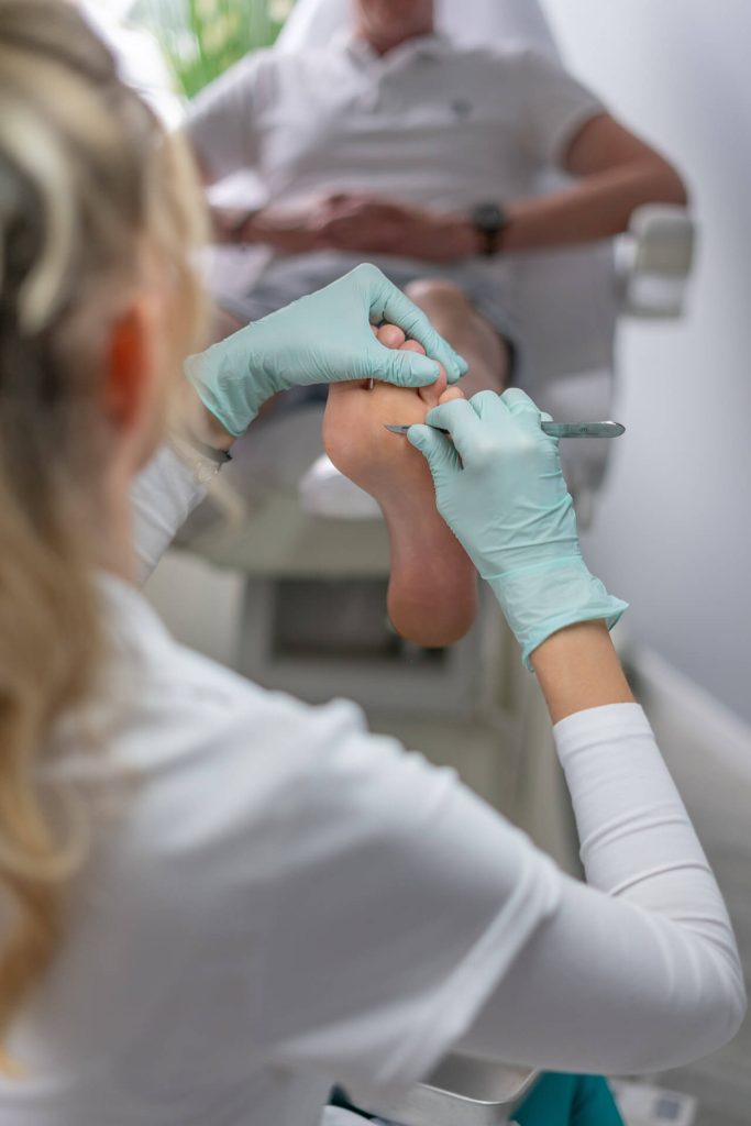 Timi pedikűrös kesztyűben előkészíti az eszközeit