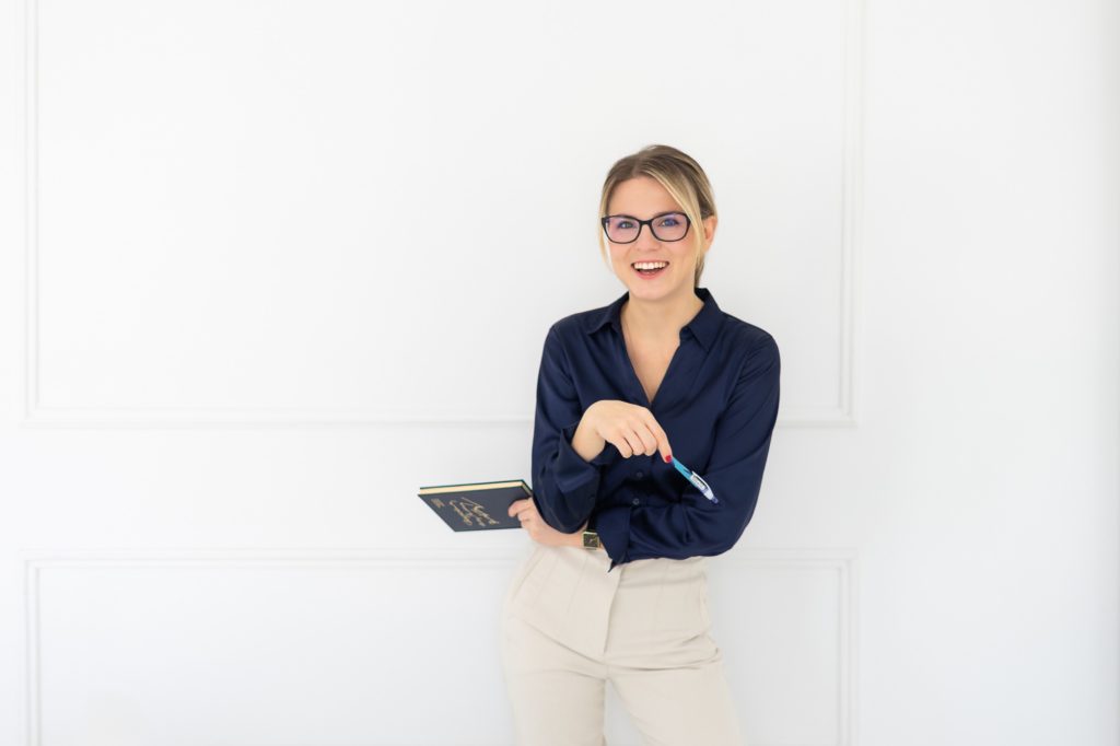 Vivi marketingszakértő sötétkék blúzban, kezében tablet