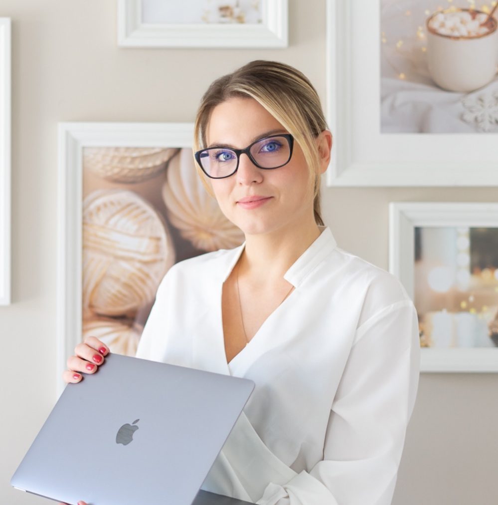 Vivi marketingszakértő szemüvegben, laptoppal a kezében – női üzleti portré