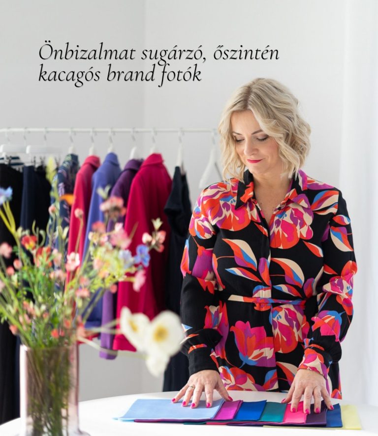 Szőke vállalkozónő mintás ruhában színmintákat válogat egy ruhaállvány előtt. Felirat: Önbizalmat sugárzó, őszintén kacagós brand fotók