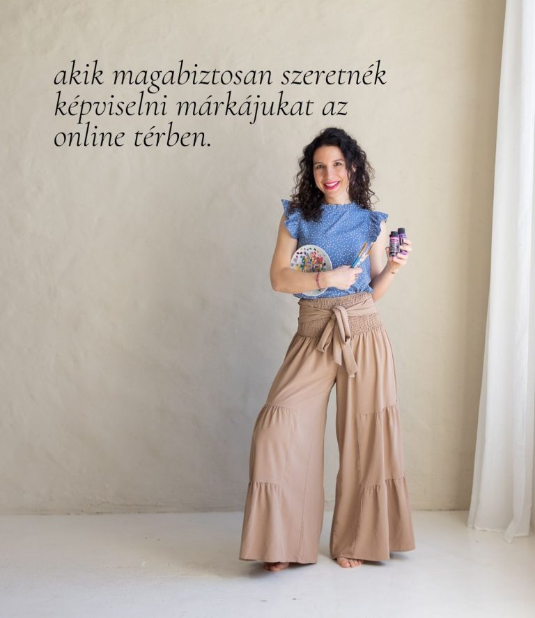 Sötét hajú vállalkozónő kék felsőben és bő nadrágban áll egy világos fal előtt. Felirat: akik magabiztosan szeretnék képviselni márkájukat az online térben