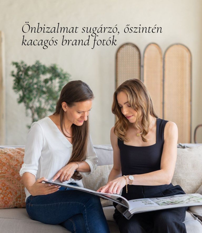 Két nő egy kanapén ülve együtt lapoz egy magazint. Felirat: Önbizalmat sugárzó, őszintén kacagós brand fotók