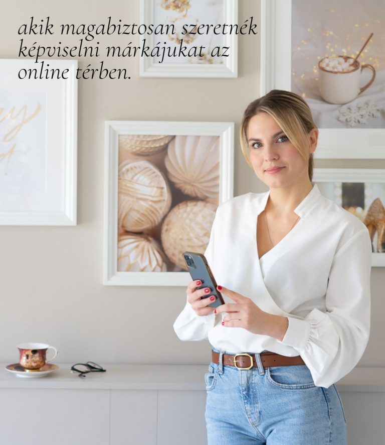 Szőke vállalkozónő fehér blúzban, telefonnal a kezében áll egy világos szobában. Felirat: akik magabiztosan szeretnék képviselni márkájukat az online térben